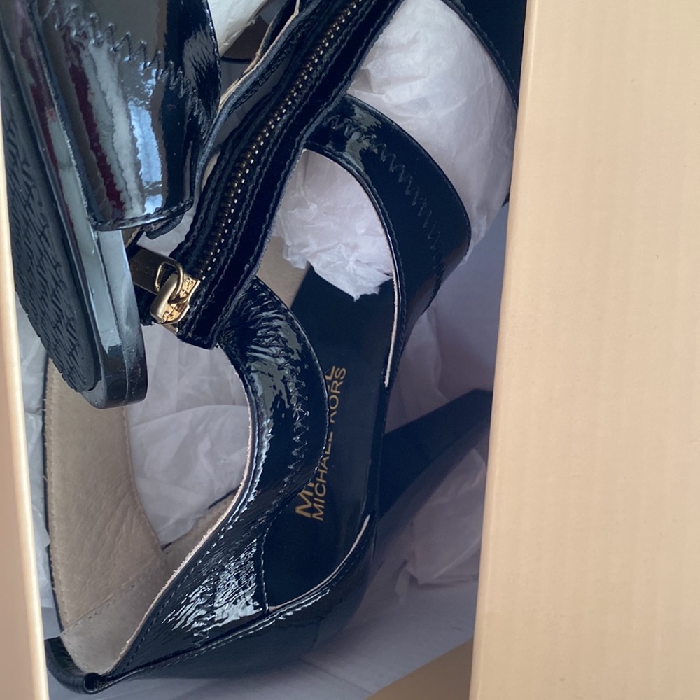 Michael Kors Berkley T strap in black size 8.5 Crinkled Patent